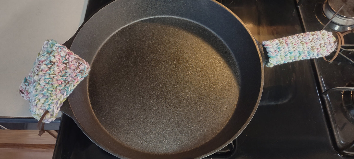 Skillet handle holder, cast iron skillet handle