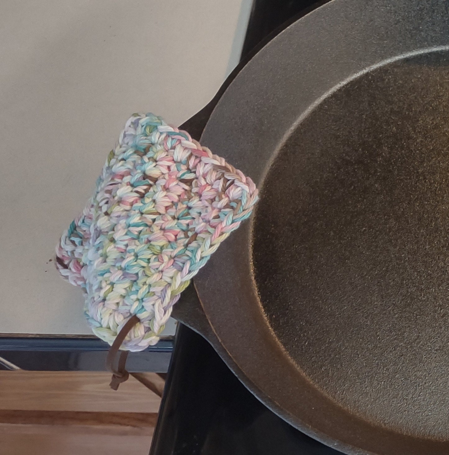 Skillet handle holder, cast iron skillet handle