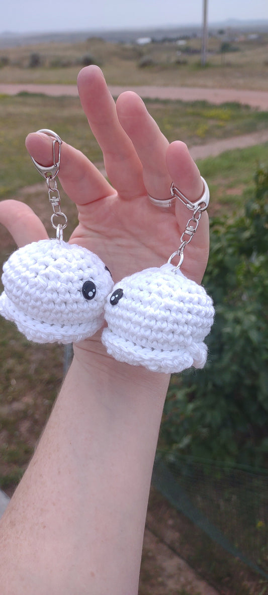 Kissing ghosts keychains